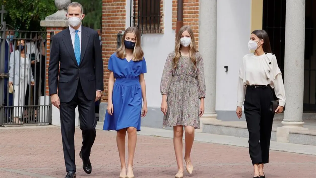 Los reyes Felipe VI (i) y Letizia (d) acompa&ntilde;an a su hija, la princesa Leonor (2i) junto a su hermana, la infanta Sof&iacute;a (2d) antes de recibir el sacramento de la confirmaci&oacute;n junto a sus compa&ntilde;eros de clase en la Iglesia de la Asunci&oacute;n de Nuestra Se&ntilde;ora en Madrid este viernes. EFE/Ballesteros