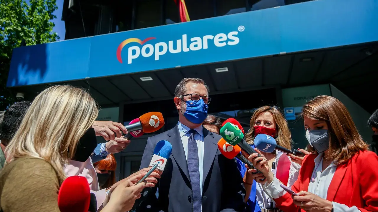 El portavoz del PP en el Senado, Javier Maroto, ofrece declaraciones a los medios frente a la sede del partido en la calle G&eacute;nova, antes de participar en el Comit&eacute; Ejecutivo Nacional, a 5 de mayo de 2021, en Madrid, (Espa&ntilde;a). La reuni&oacute;n se produce pocas h