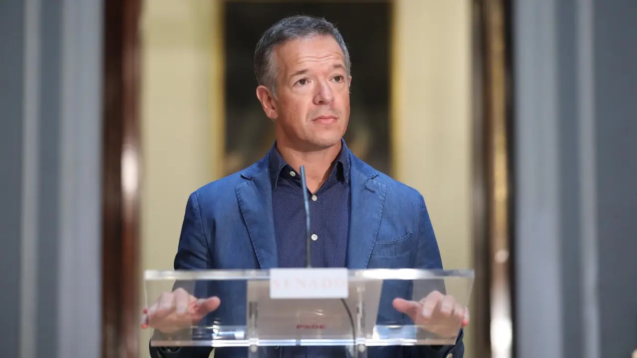 Archivo - El portavoz del PSOE en la C&aacute;mara Baja, Ander Gil, ofrece declaraciones a los medios de comunicaci&oacute;n tras la reuni&oacute;n de la Junta de Portavoces en el Sal&oacute;n de Pasos Perdidos de la C&aacute;mara Alta, en Madrid (Espa&ntilde;a), a 1 de septiembre de 2020.