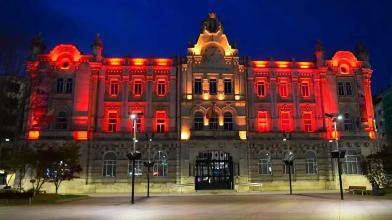 La fachada del Ayuntamiento de Santander iluminado.