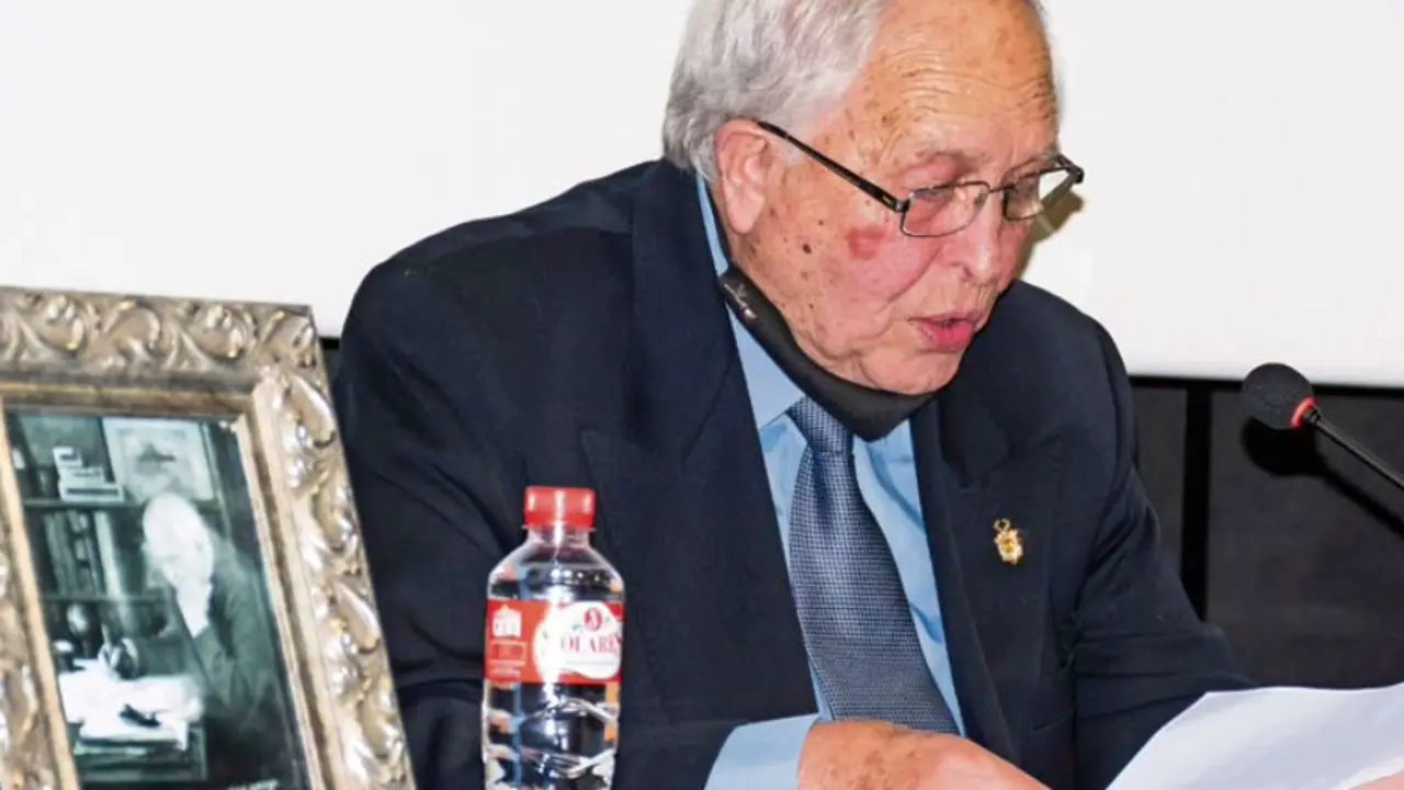 El escritor Joaqu&iacute;n Santiago Guti&eacute;rrez en un momento del acto de homenaje celebrado ayer en la Casa de Cultura de Torrelavega. / ALERTA