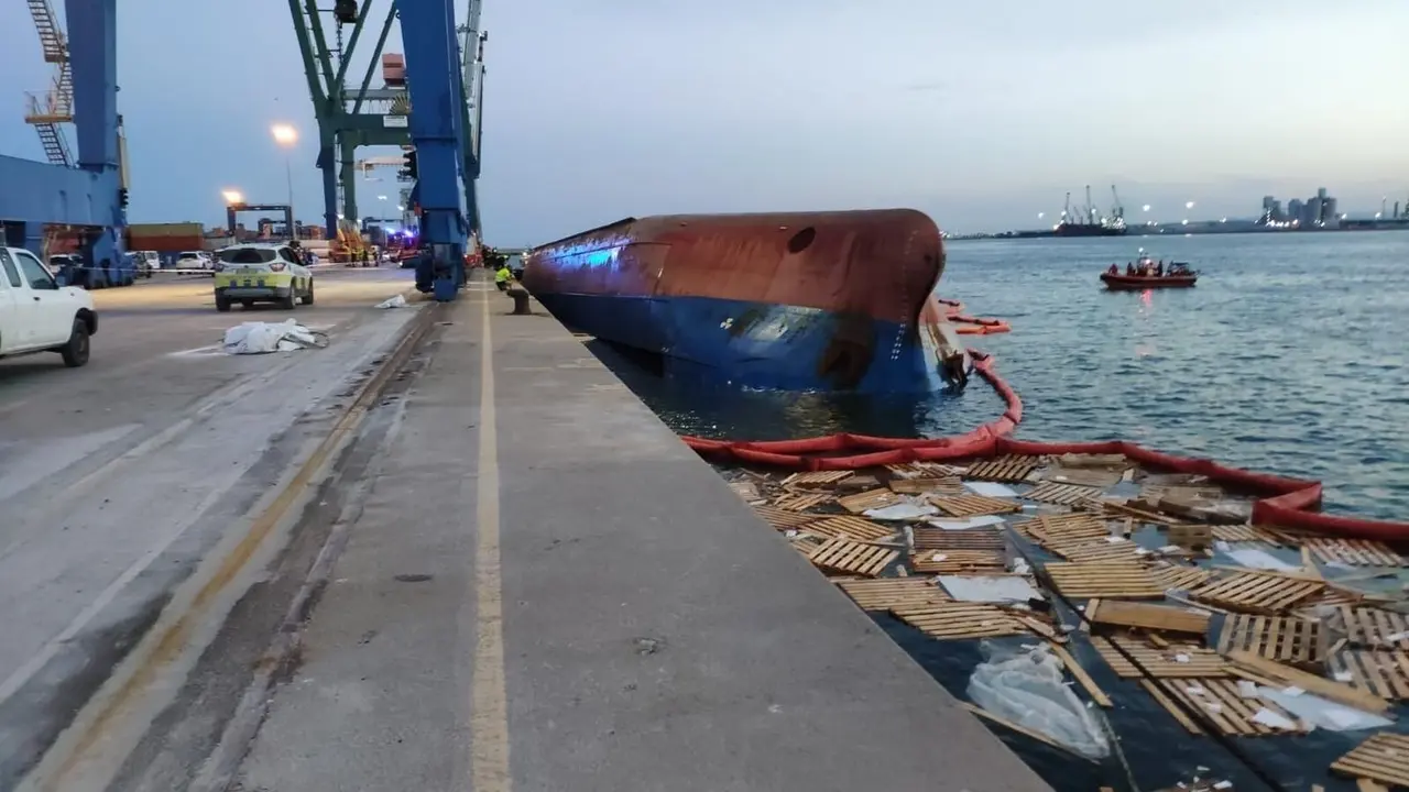 Vuelca buque 'Nazmiye Ana' en el Puerto de Castell&oacute;