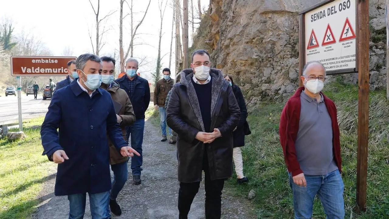 Archivo - El presidente del Principado, Adri&aacute;n Barb&oacute;n, en una visita a la senda del oso.