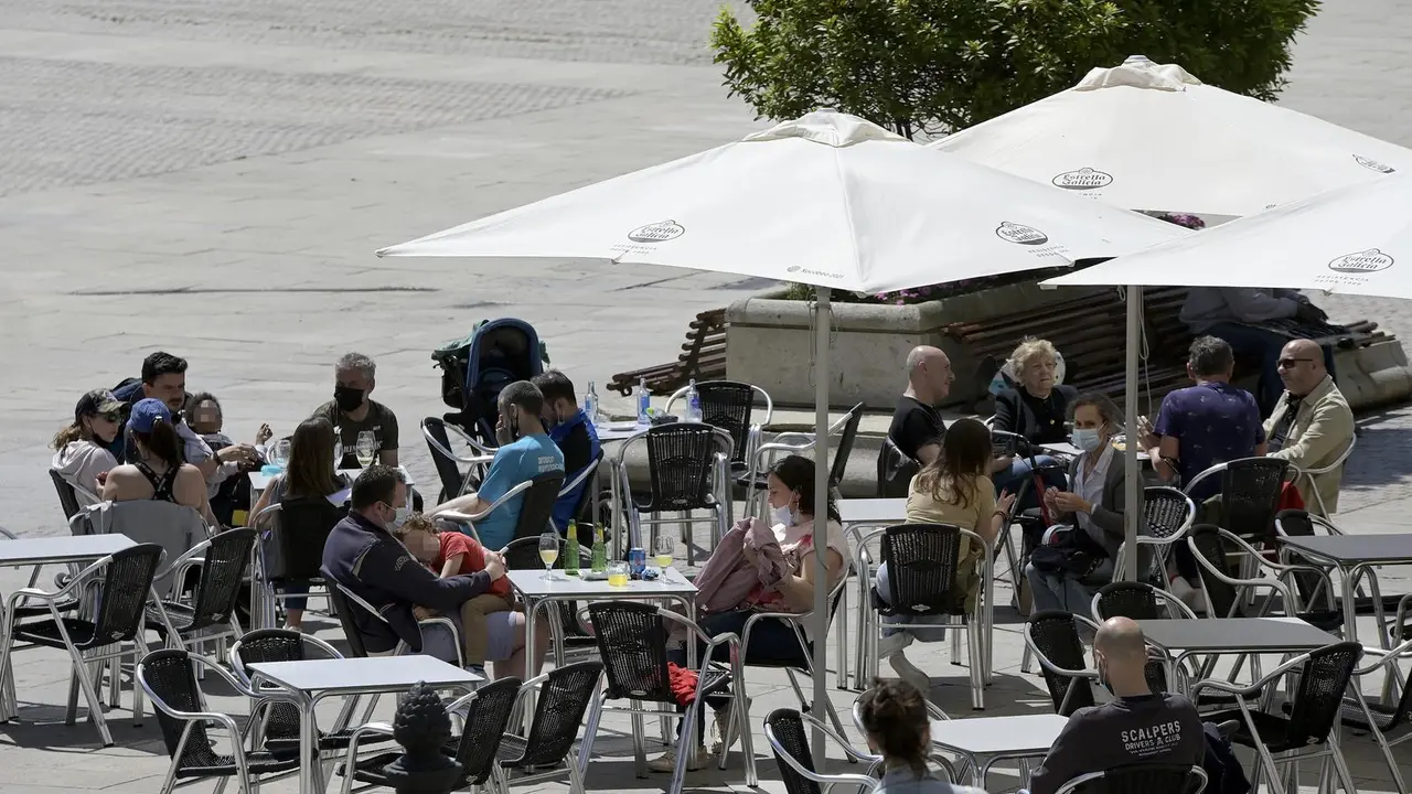 A Coru&ntilde;a.- 
Nuevas medidas en hoste&ntilde;er&iacute;a en la que pasan de un m&aacute;ximo de cuatro a seis personas en interiores y de seis a diez en exteriores. La nueva norma afecta tanto a domicilios particulares como a los locales de hosteler&iacute;a, sea cual sea su denominaci&oacute;n.
29/05/2021
Foto: M. Dylan / Europa Press