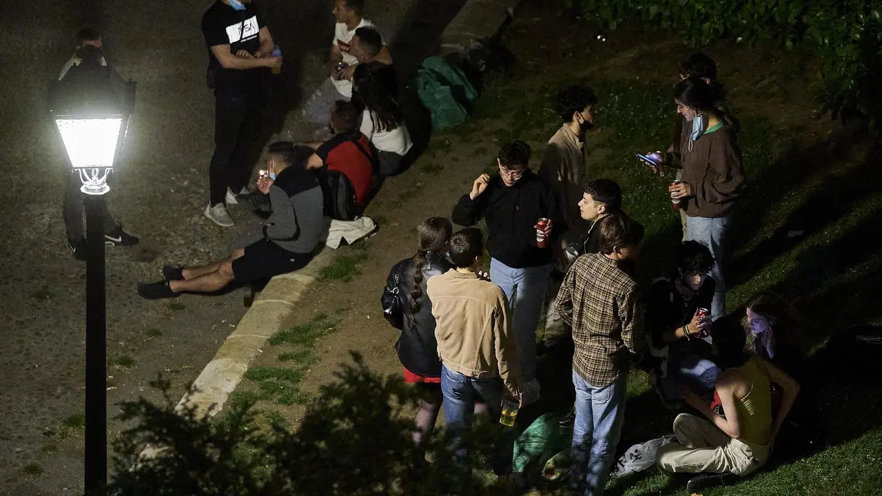 Varios j&oacute;venes se concentran en un Parque de las Vistillas, uno de los lugares t&iacute;picos de reuni&oacute;n en las fiestas de San Isidro, a 16 de mayo de 2021, en Madrid (Espa&ntilde;a). Madrid ha reforzado el dispositivo de la Polic&iacute;a Municipal para este San Isidro, apoyo que arranc&oacute; a las 20 horas de ayer viernes y se prolongar&aacute; durante todo el fin de semana. El objetivo del operativo policial es evitar la posible aglomeraci&oacute;n de personas, hacer cumplir la normativa sanitaria y evitar la venta ambulante y el consumo de alcohol en v&iacute;a p&uacute;blica, ha informado el &Aacute;rea de Seguridad y Emergencias del Ayuntamiento de Madrid.