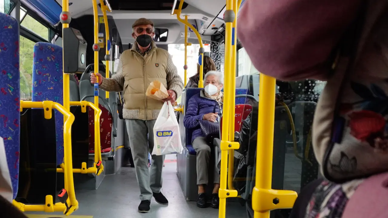 Varias personas con mascarilla en un autob&uacute;s de Santander. / Hardy
