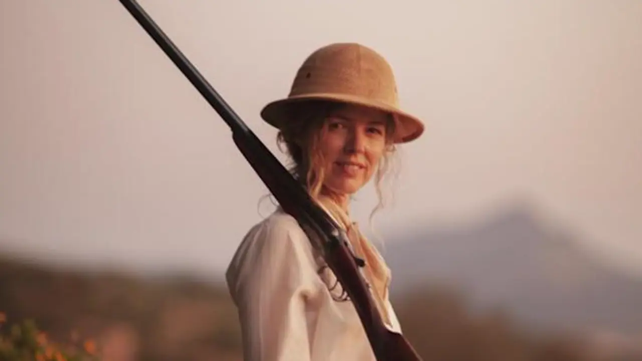 Fotograf&iacute;a facilitada por la distribuidora Begin Again de Christina Rosenvinge caracterizada como Karen Blixen en "Karen" de Mar&iacute;a P&eacute;rez. EFE