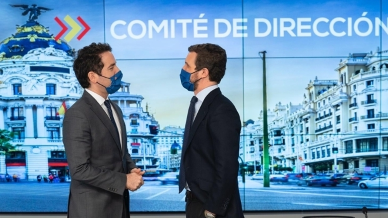 El secretario de Organizaci&oacute;n del PP, Teodoro Garc&iacute;a Egea (i) y el presidente del Partido Popular, Pablo Casado (d) que preside la reuni&oacute;n del Comit&eacute; de Direcci&oacute;n del PP en la sede de G&eacute;nova, a 11 de mayo de 2021, en Madrid, (Espa&ntilde;a). - David Mudarra/ PP