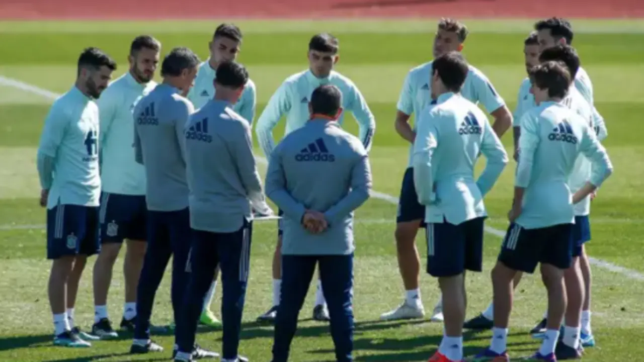 Luis Enrique Mart&iacute;nez charla con jugadores de la selecci&oacute;n espa&ntilde;ola de f&uacute;tbol durante un entrenamiento en la concentraci&oacute;n de marzo de 2021 - Oscar J. Barroso / AFP7 / Europa Press - Archivo