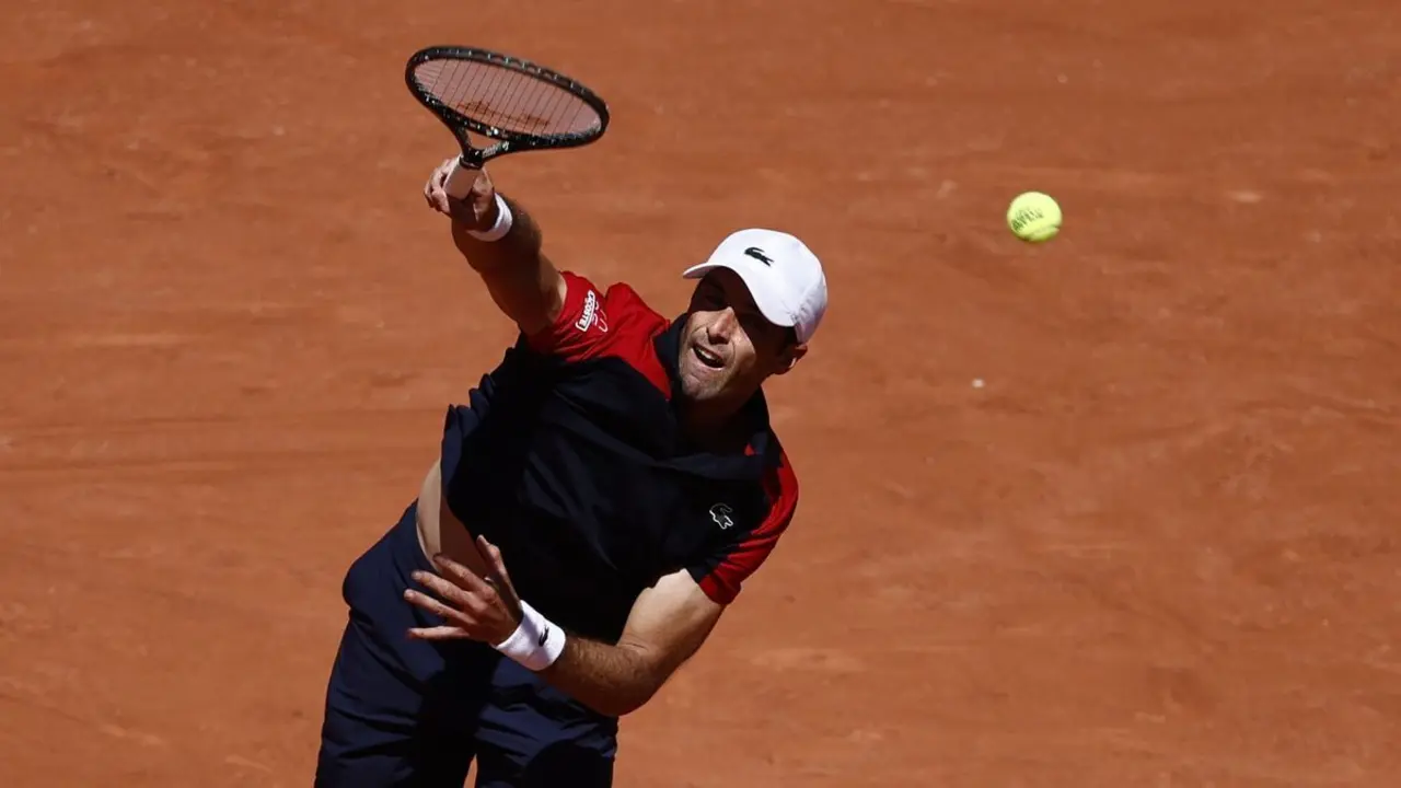 Pablo And&uacute;jar sirve en su partido contra Dominic Thiem. /