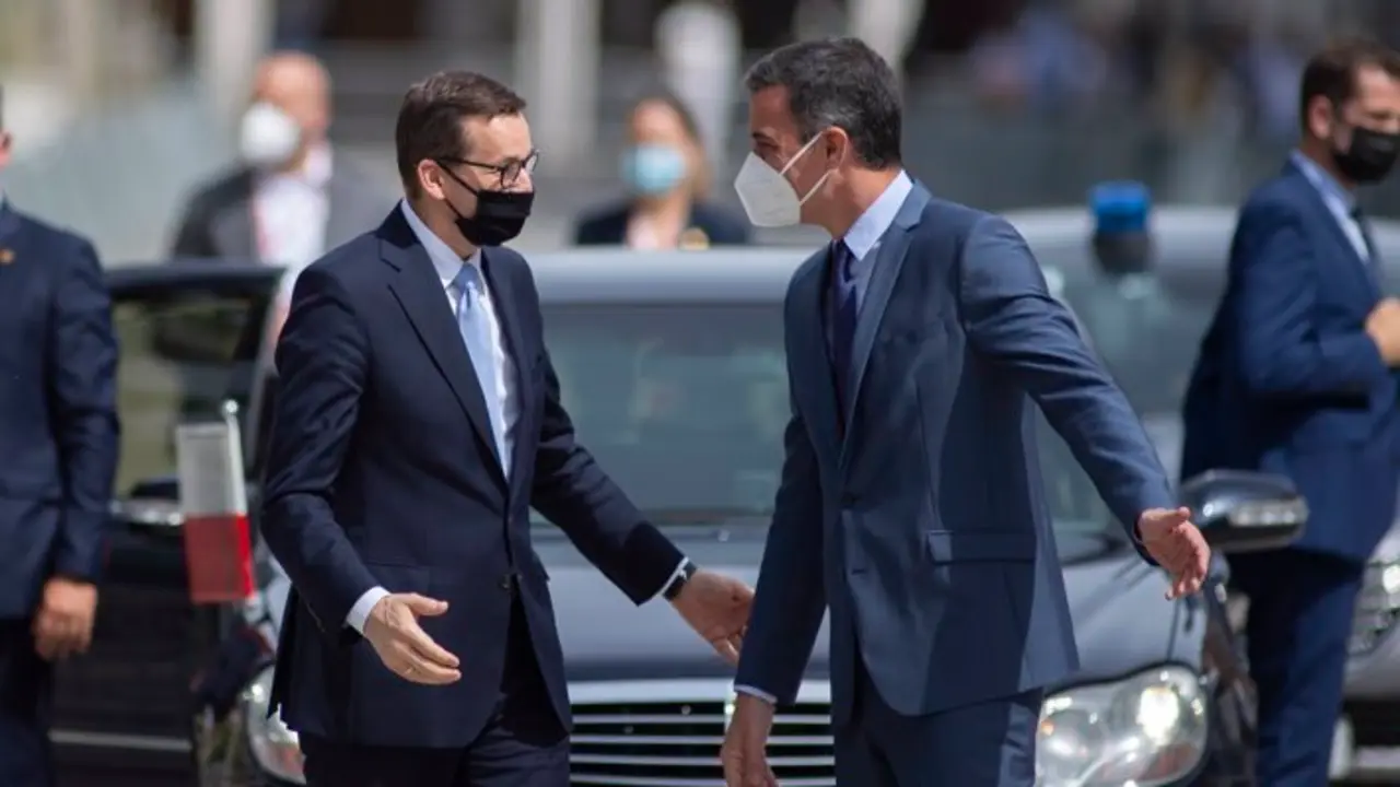 El primer ministro de la Rep&uacute;blica de Polonia, Mateusz Morawiecki (i), recibe al presidente del Gobierno, Pedro S&aacute;nchez, a su llegada a la XIII Cumbre hispano-polaca - Alberto Ortega - Europa Press