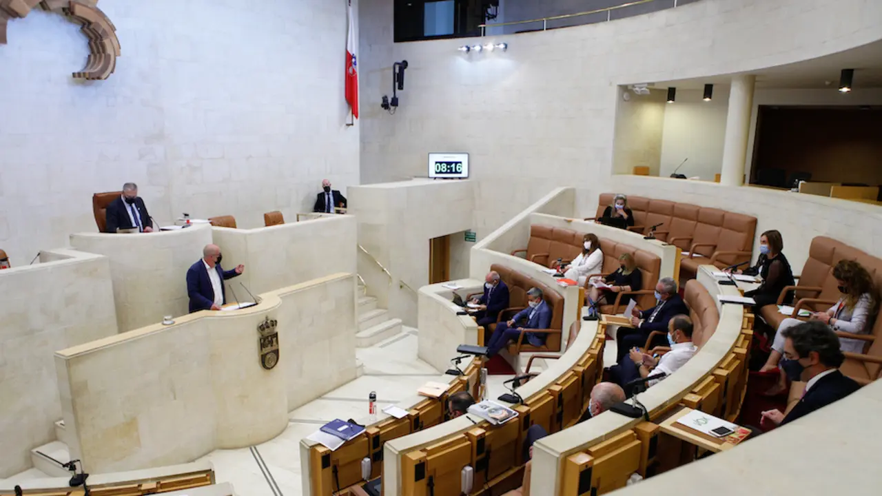 El portavoz de Cs, F&eacute;lix &Aacute;lvarez habla al pleno del Parlamento de Cantabria. / ALERTA
