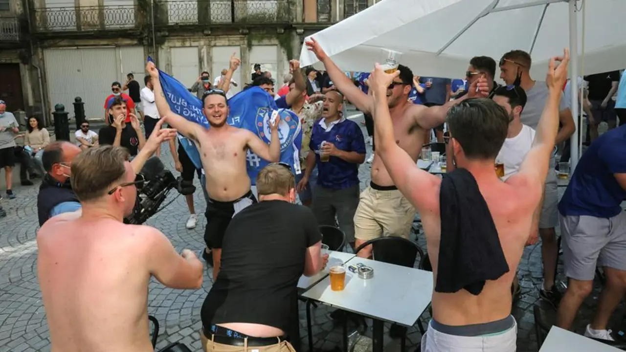 Aficionados del Chelsea ayer sin mascarillas antes de la final de la Liga de Campeones en Oporto. L&iacute;deres de derecha e izquierda criticaron hoy al Gobierno portugu&eacute;s por la pasividad de las autoridades ante los excesos de los hinchas ingleses que asistieron en Oporto a la final de la Champions, tras una noche que se sald&oacute; con un polic&iacute;a herido leve y dos "hoolingans" detenidos. EFE/ Carlos Garc&iacute;a
