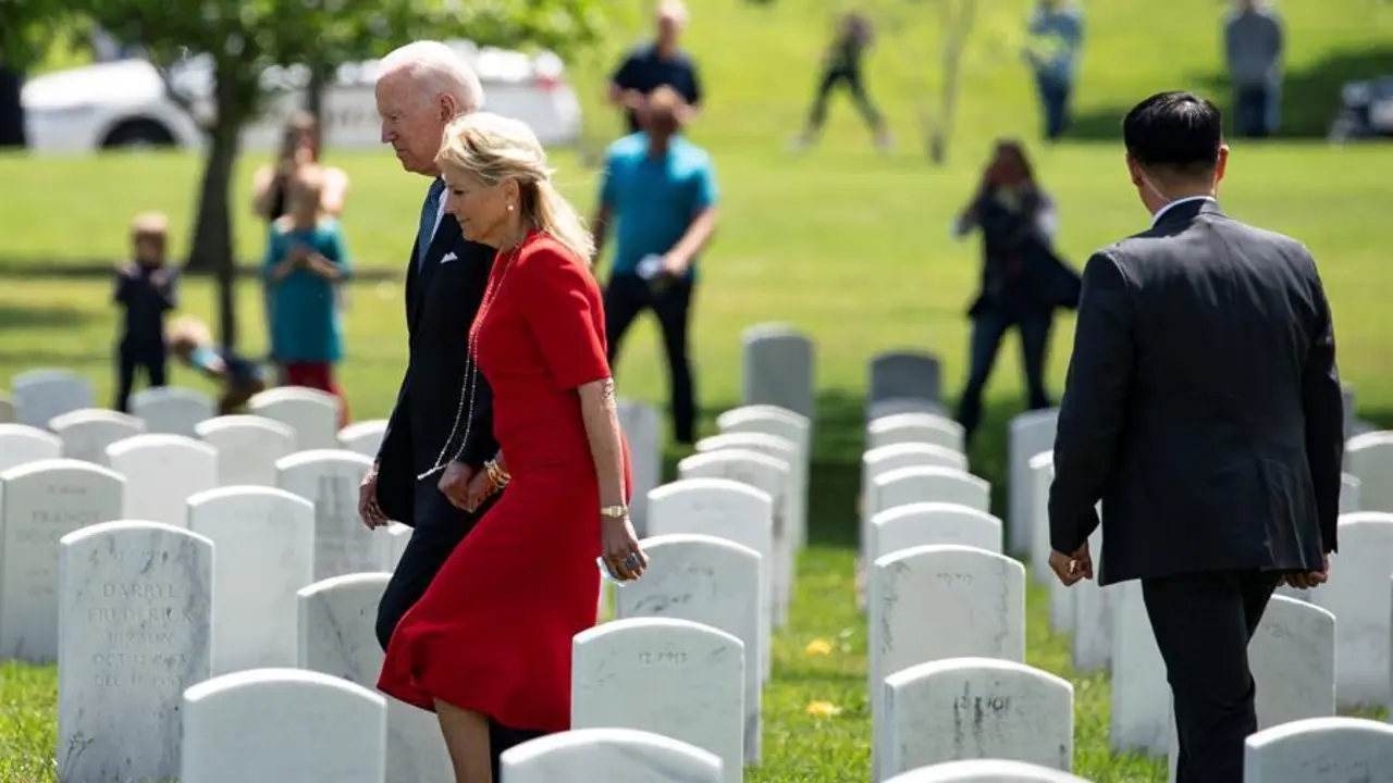 El presidente de Estados Unidos, Joe Biden, y la primera dama, Jill Biden, se detienen a saludar a los familiares en la secci&oacute;n 12 del Cementerio Nacional de Arlington, en Arlington, Virginia, Estados Unidos, el 31 de mayo de 2021. El presidente Biden tambi&eacute;n deposit&oacute; una corona de flores en la Tumba del Soldado Desconocido antes de hablar en la 153&ordf; Observaci&oacute;n del D&iacute;a Nacional de la Memoria. (Estados Unidos) EFE/EPA/TASOS KATOPODIS / POOL