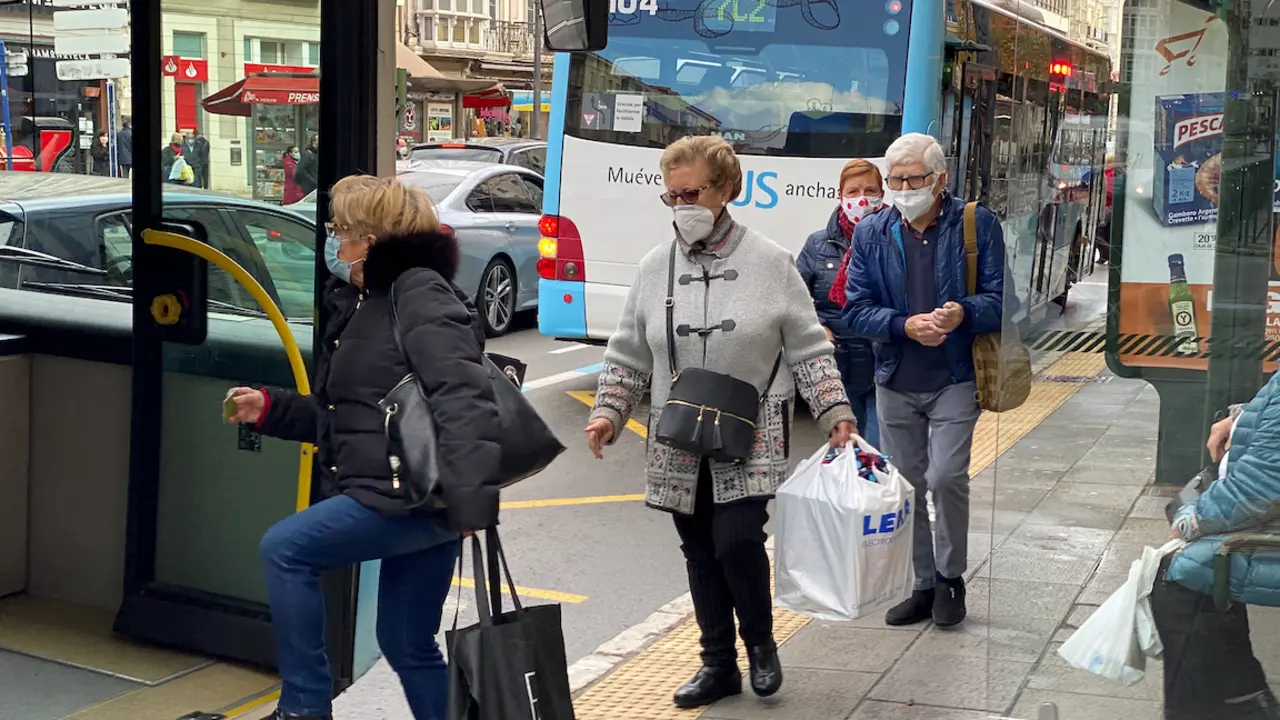 Varias personas suben al autob&uacute;s con su mascarilla puesta en la ciudad de Santander. / HARDY