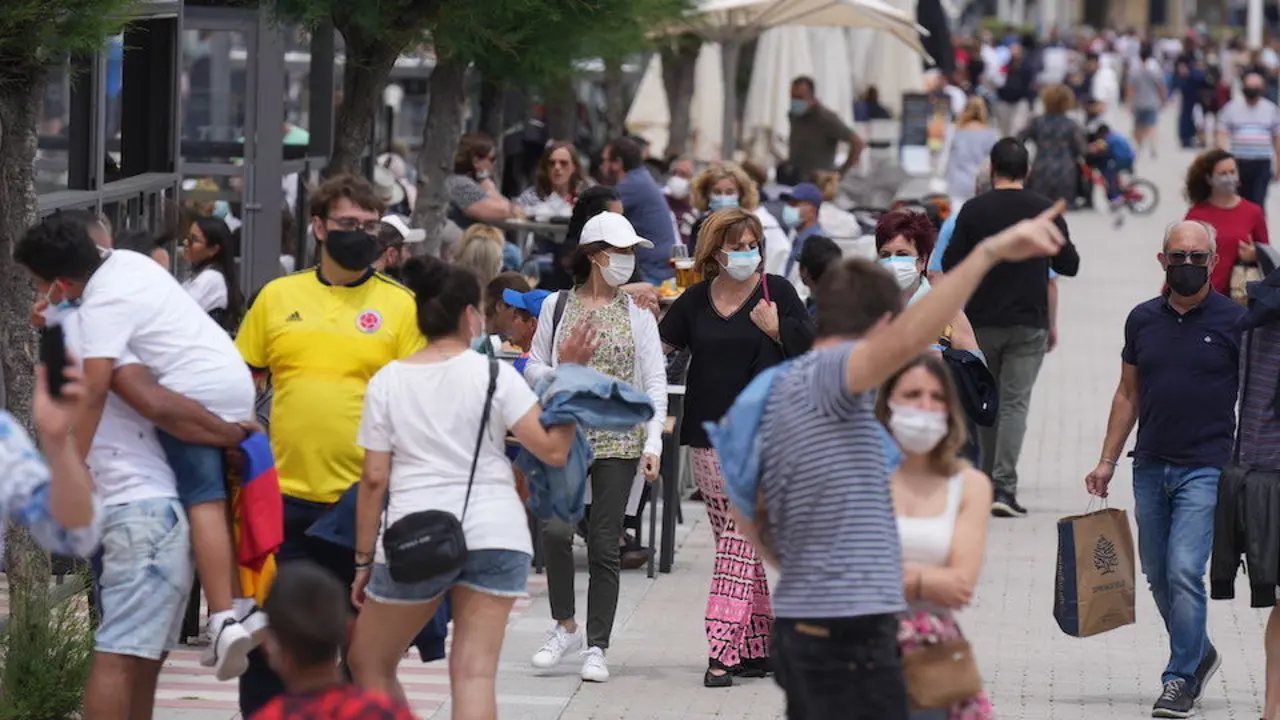 Varias personas pasean por el municipio de Castro Urdiales, a 9 de mayo de 2021, en Castro Urdiales, Cantabria (Espa&ntilde;a). El estado de alarma que el Gobierno decret&oacute; por segunda vez hace seis meses acab&oacute; a las 00.00 horas de este domingo 9 de mayo.  En Cantabria y en Euskadi esto ha dado lugar a el levantamiento del cierre perimetral de ambas comunidades.
09 MAYO 2021;CASTRO URDIALES;CANTABRIA;EUSKADI;ESTADO DE ALARMA
H.Bilbao / Europa Press
9/5/2021