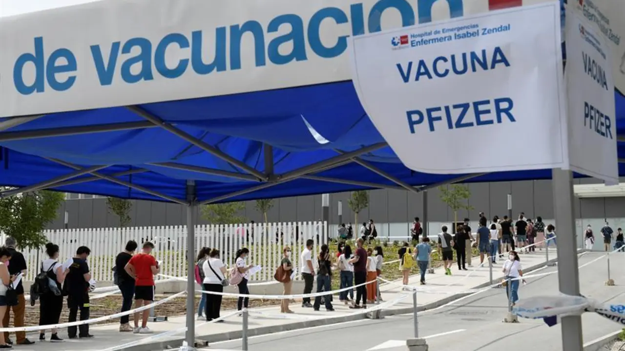 Cola formada a la entrada del Hospital Zendal de Madrid para aquellas personas menores de 60 a&ntilde;os que ya han recibido la primera dosis de Astraz&eacute;neca y deciden que se les administre la segunda dosis de Astraceneca. Junto a ella, se encuentra vac&iacute;a la zona habilitada para aquellas personas que decidan vacunarse con Pfizer. EFE/ V&iacute;ctor Lerena