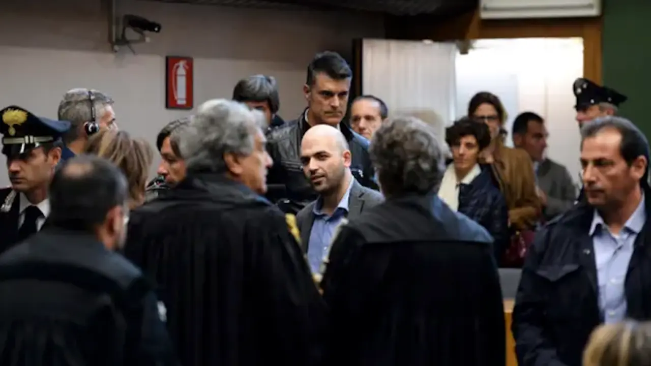 Roberto Saviano, en el centro, en 2014 en el juicio a los miembros del clan mafioso Casalesi. Fotograf&iacute;a: Ciro Fusco/EPA