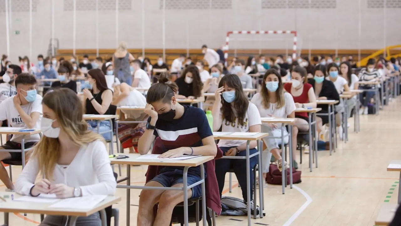 Estudiantes de Navarra durante las pruebas de acceso a la Universidad, EVAU o EBAU seg&uacute;n comunidades, a la que se han enfrentado este martes m&aacute;s de 200.000 mil aspirantes. /EFE