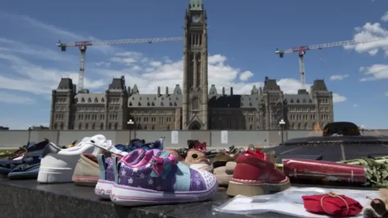 Los zapatos de los ni&ntilde;os fueron colocados en la colina del parlamento en Ottawa, Ontario, despu&eacute;s del descubrimiento de m&aacute;s de 200 cuerpos de ni&ntilde;os en la escuela residencial india de Kamloops, que fue la mayor escuela de este tipo en Canad&aacute;. Fotograf&iacute;a: Adrian Wyld/AP