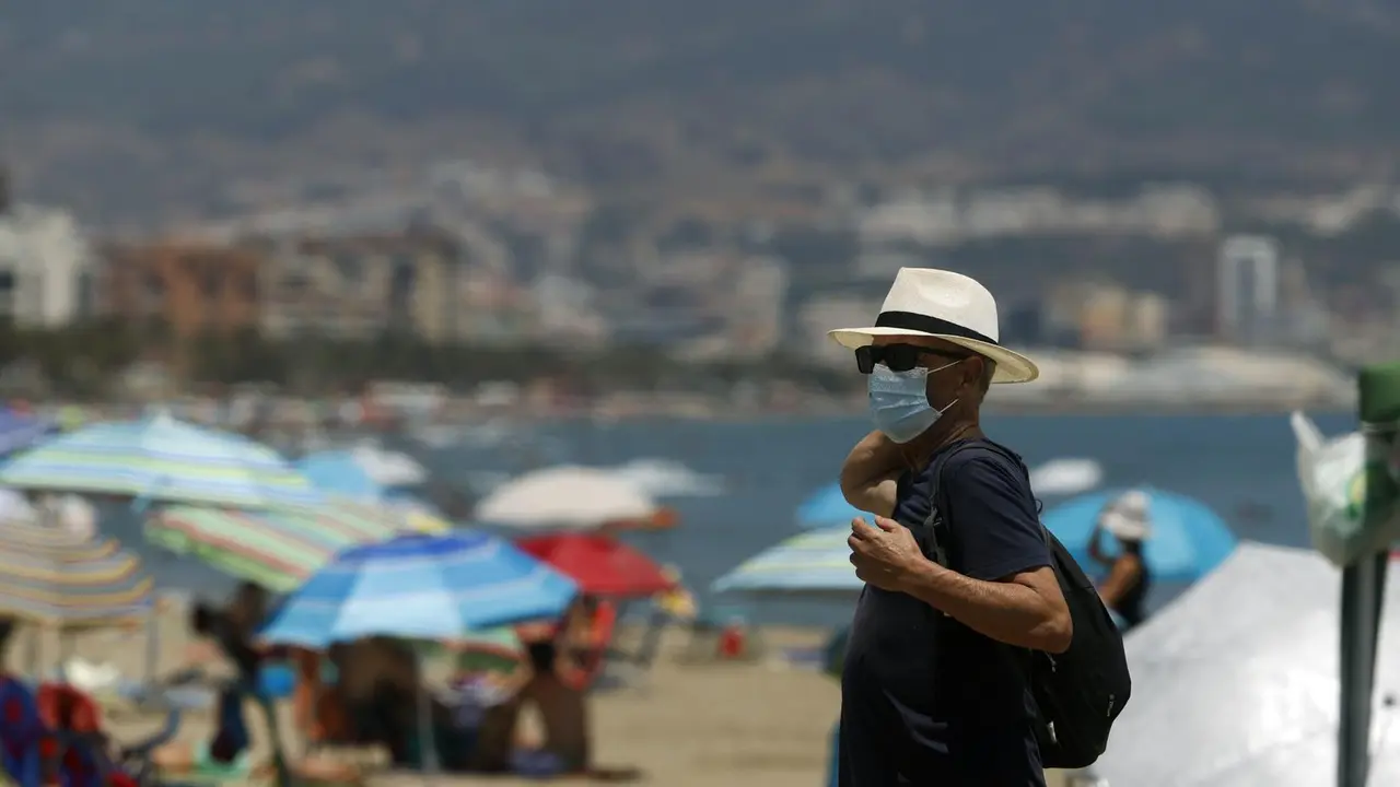 MLG 15-07-2020.-Ba&ntilde;istas disfrutan del d&iacute;a en la playa despu&eacute;s que el gobierno andaluz decretara el uso de la mascarilla obligatorio en todos los espacios, en las im&aacute;genes dichos ba&ntilde;istas en la playa de la Misericordia.-&Aacute;LEX ZEA.
