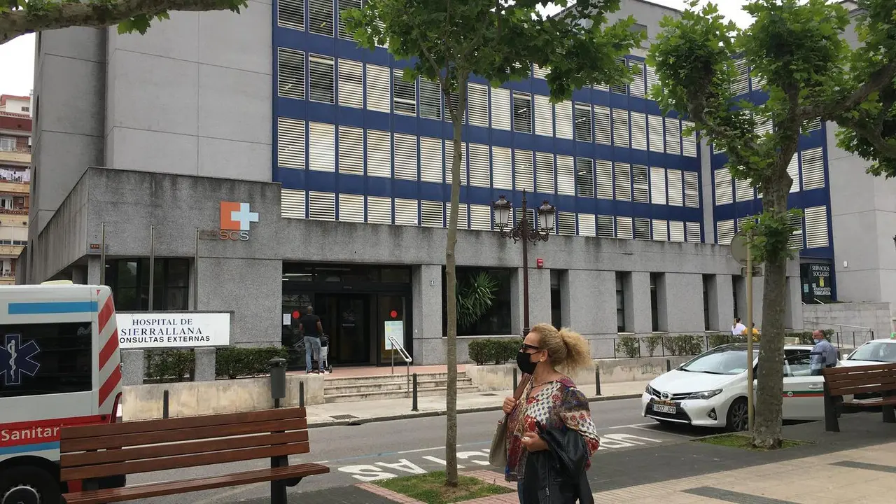 Una persona con mascarilla transita por la Avenida de Espa&ntilde;a en Torrelavega. / S. D&iacute;az