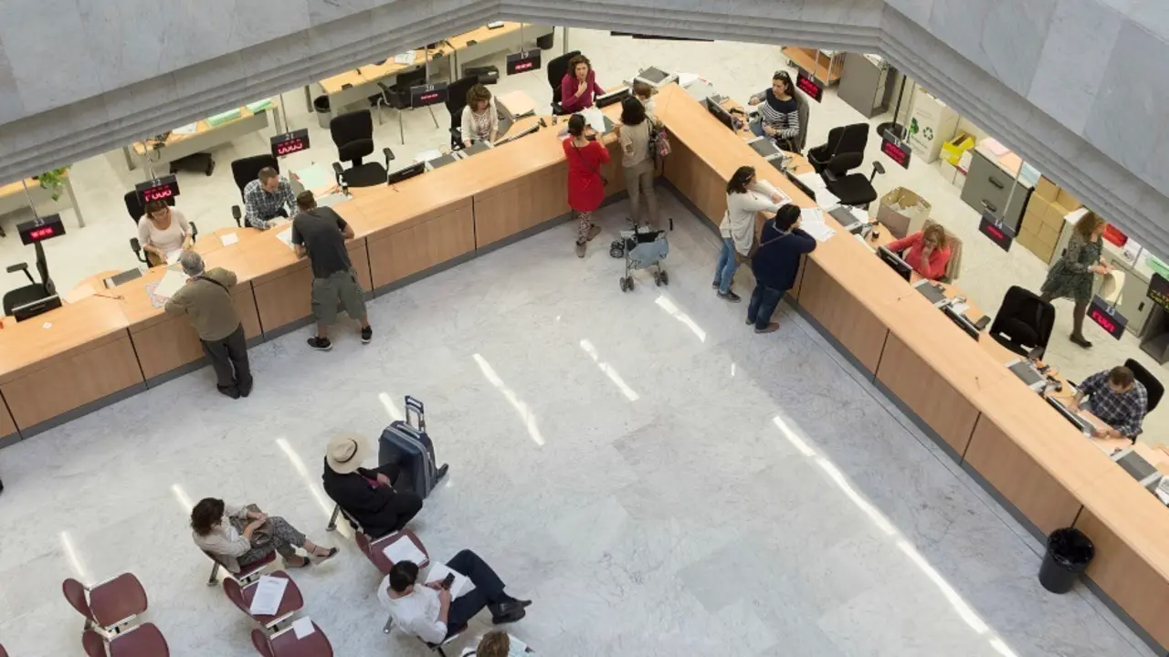 Archivo - Funcionarios atendiendo al p&uacute;blico en una sede de la administraci&oacute;n de la Junta de Andaluc&iacute;a.