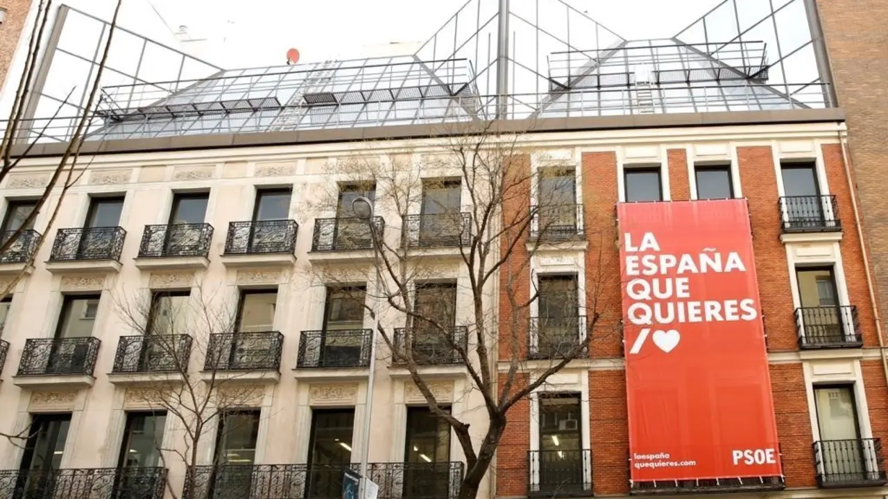 Archivo - Lema de la precampa&ntilde;a del PSOE al 28A desplegada en la fachada de la sede principal del partido en la calle Ferraz