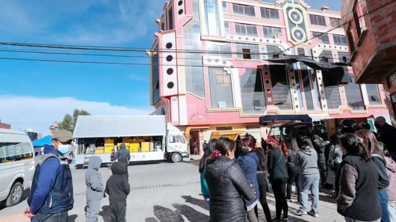 Varias personas pasan frente al set de grabaci&oacute;n de la serie "La Reina del Sur", frente al edificio Pr&iacute;ncipe de la Paz, hoy, en El Alto (Bolivia). EFE/ Martin Alipaz