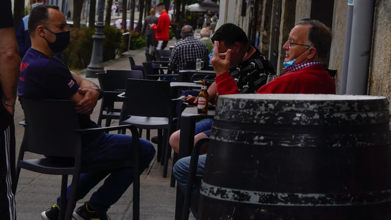 Varias personas en una terraza de un establecimiento hostelero en Astillero. / ALERTA