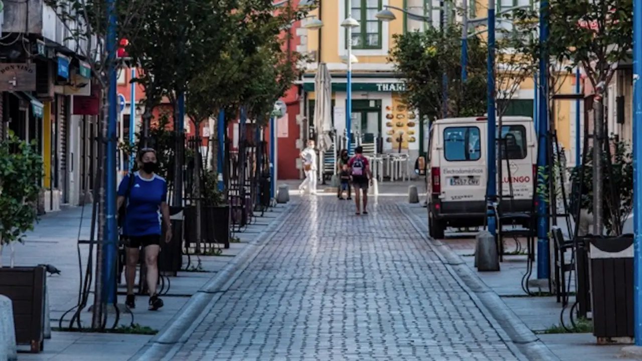 Varias personas por una calle del centro de Santo&ntilde;a. / Hardy