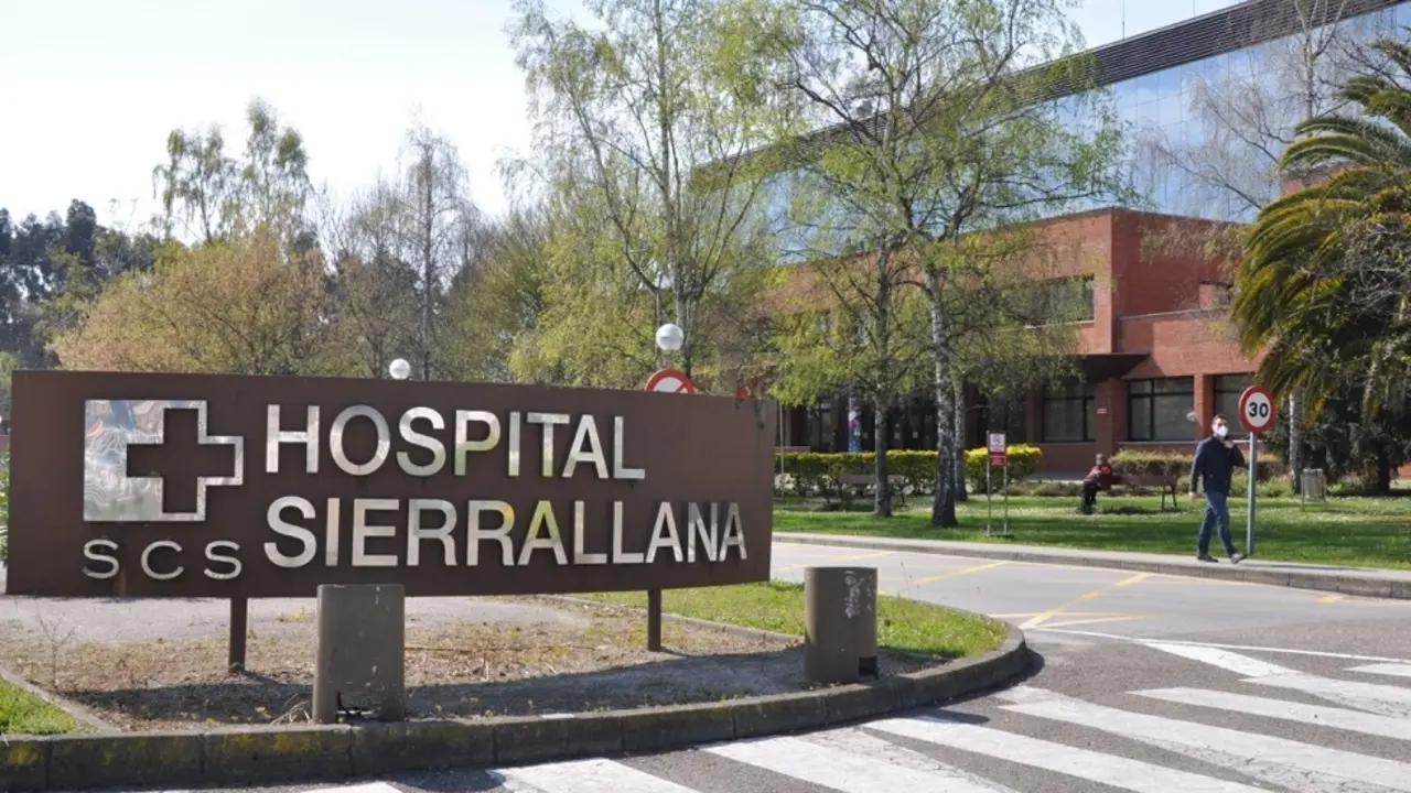 Vista de la entrada del Hospital Sierrallana en Torrelavega. / S. D&Iacute;AZ