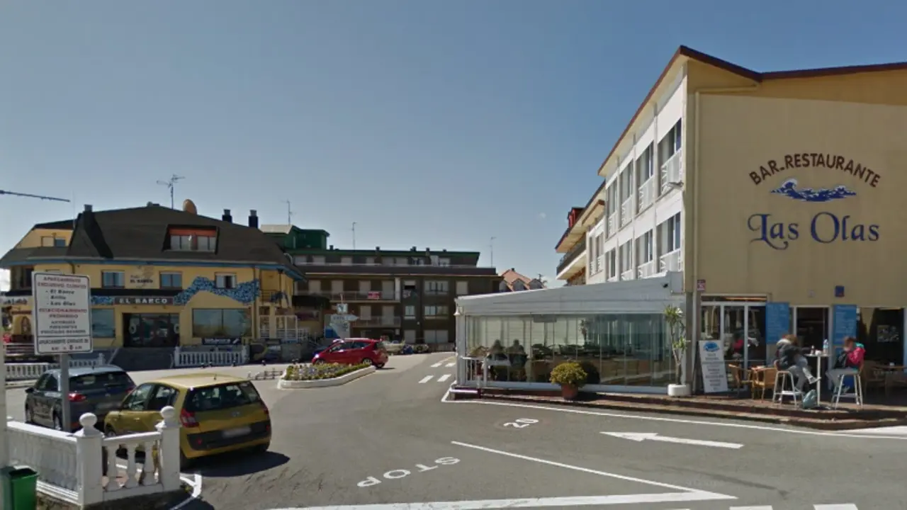Varias personas en una terraza de un establecimiento hostelero en Noja. / ALERTA