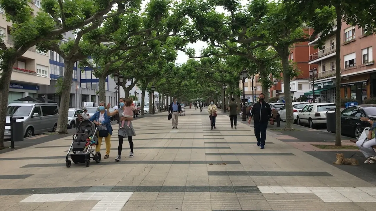 Varias personas por la Avenida de Espa&ntilde;a de Torrelavega. / S. D&iacute;az