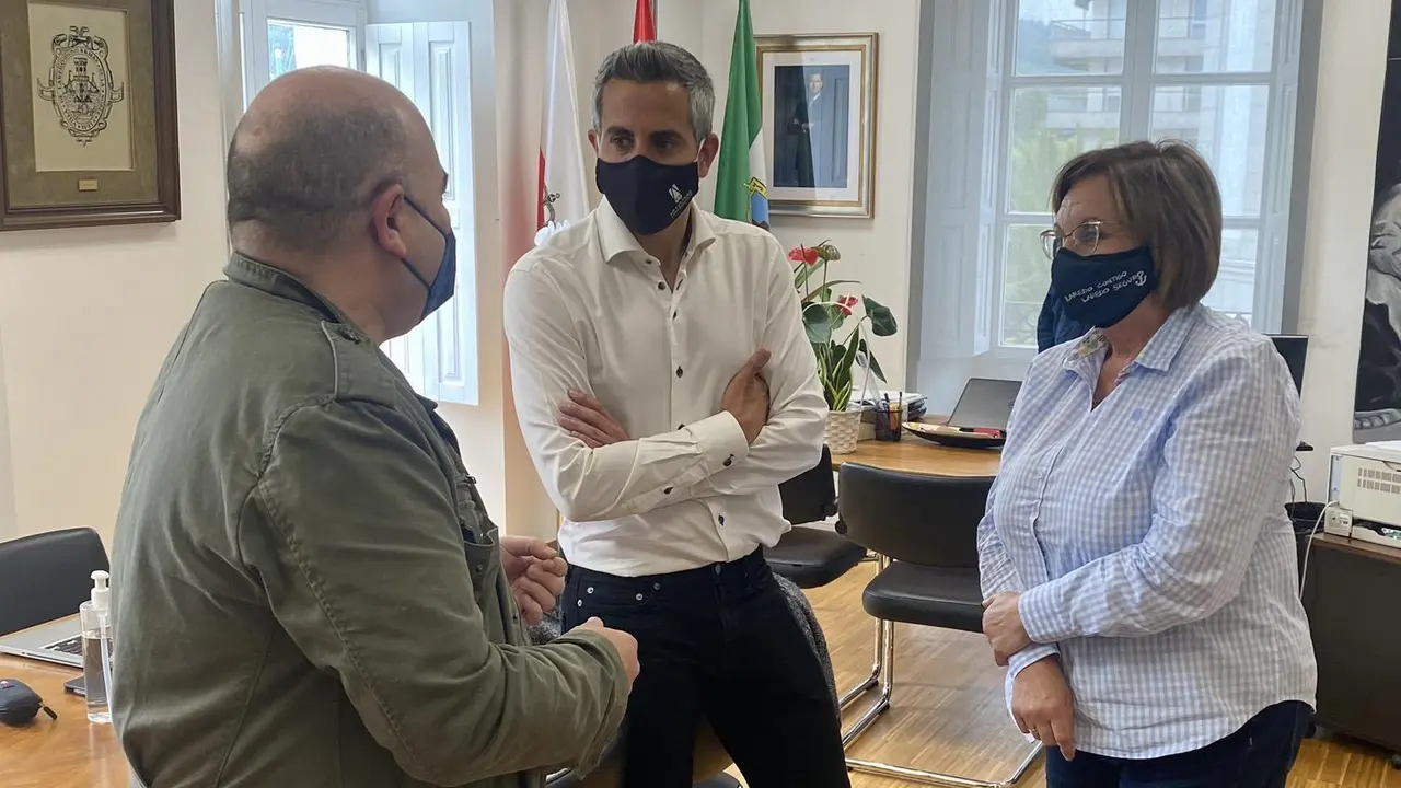 El vicepresidente junto la alcaldesa de Laredo, Charo Losa. / ALERTA