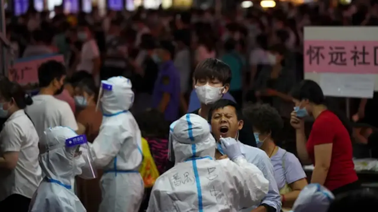 Un hombre se somete a la prueba del coronavirus en el distrito de Liwan, en Guangzhou. Fotograf&iacute;a: AP