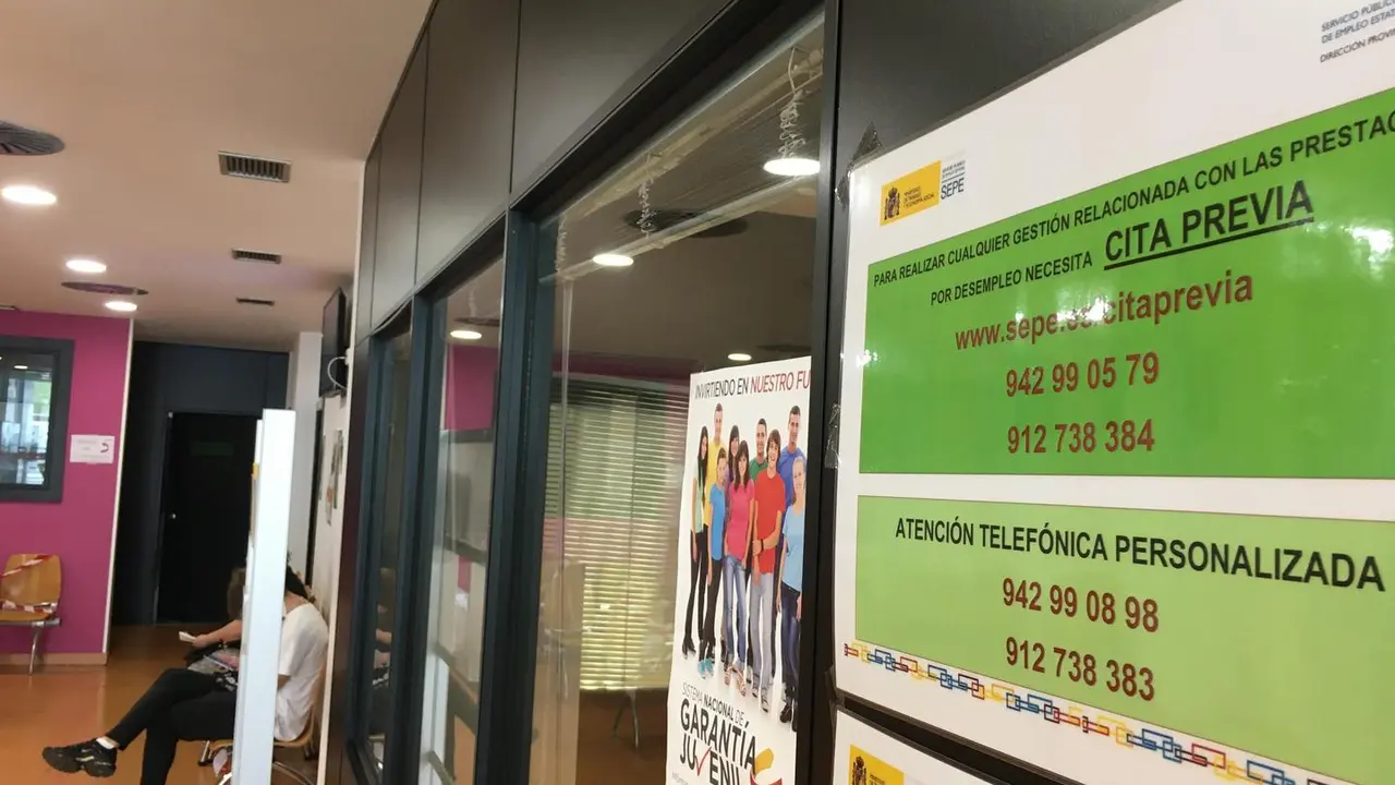 Vista de los carteles informativos en la oficina de prestaci&oacute;n de empleo de Torrelavega. / S. D&iacute;az
