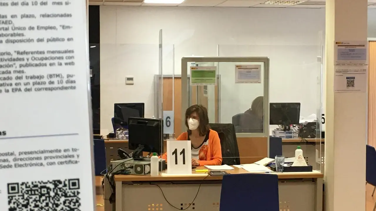 Una trabajadora del Gobierno de Cantabria en la oficina de Torrelavega. / S. D&Iacute;AZ