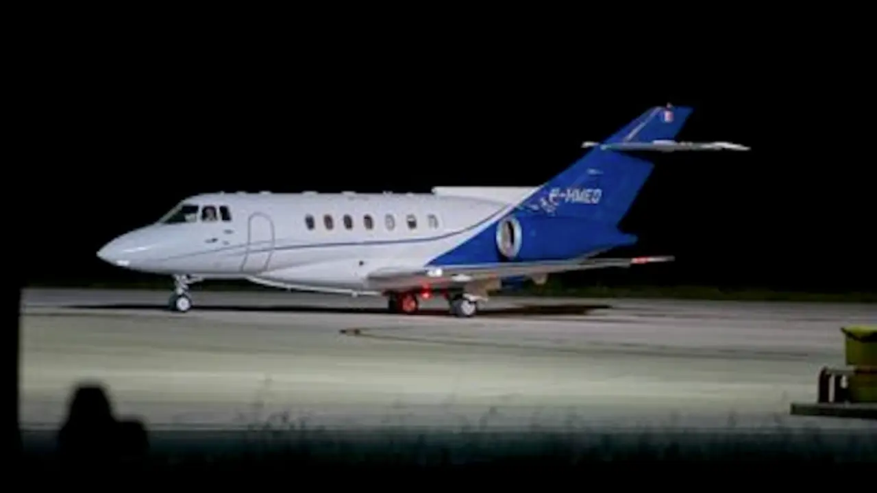 El avi&oacute;n medicalizado que traslada a Argel al l&iacute;der del Frente Polisario, Brahim Gali, despega del aeropuerto espa&ntilde;ol de Pamplona rumbo a la capital argelina. EFE/Villar L&oacute;pez