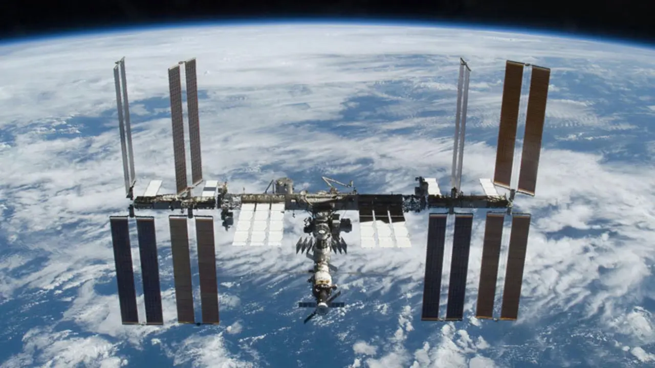La ISS el mes pasado. La chatarra espacial se clasifica como cualquier tipo de maquinaria o desechos dejados por los seres humanos en el espacio, y puede incluir desde motas de pintura hasta los restos del mayor cohete de China.