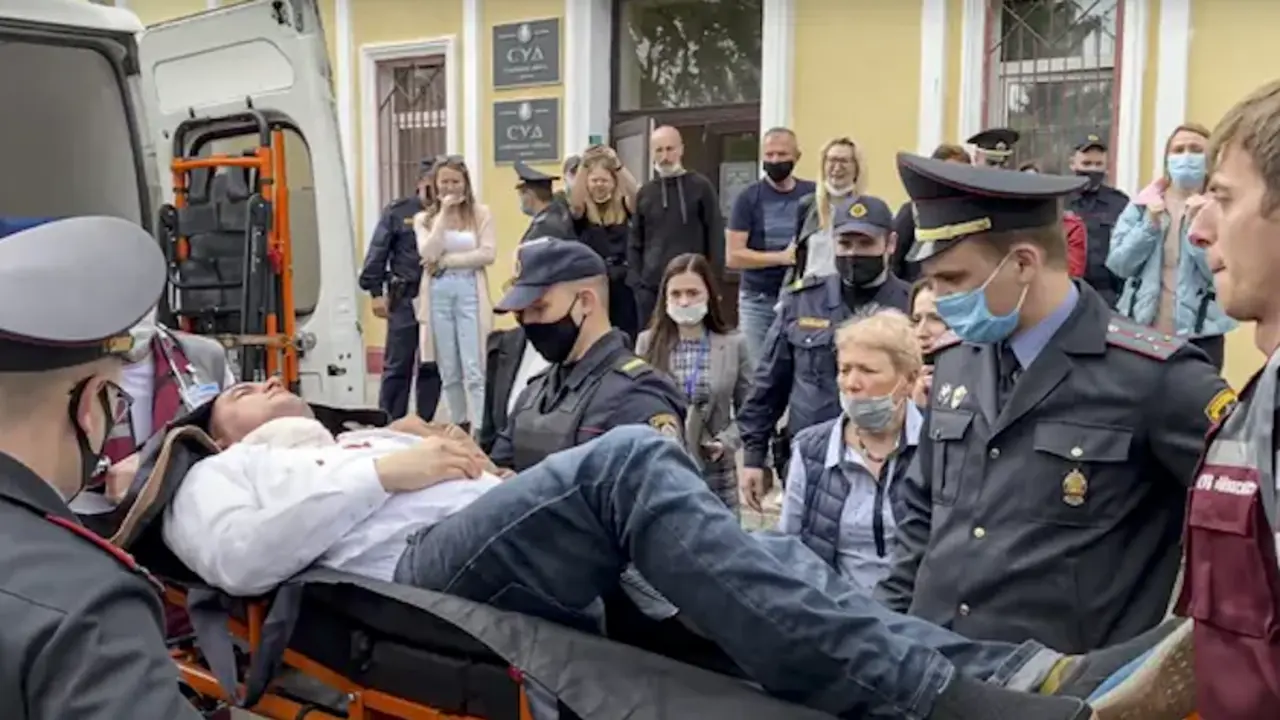 Agentes de polic&iacute;a y param&eacute;dicos llevan a Stsiapan Latypau a una ambulancia en Minsk el martes. / ANTENA3