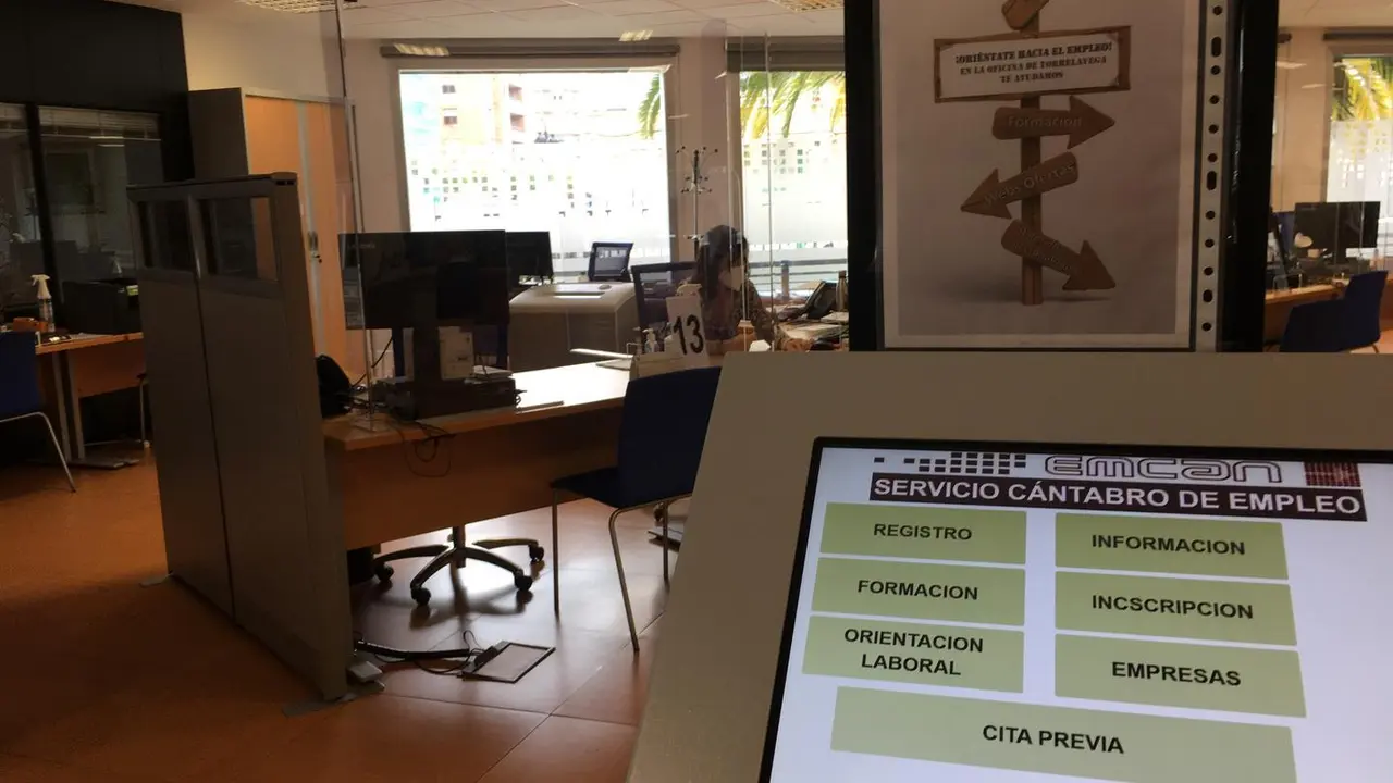 Imagen del panel en la oficina del Servicio C&aacute;ntabro de Empleo de Torrelavega. / ALERTA