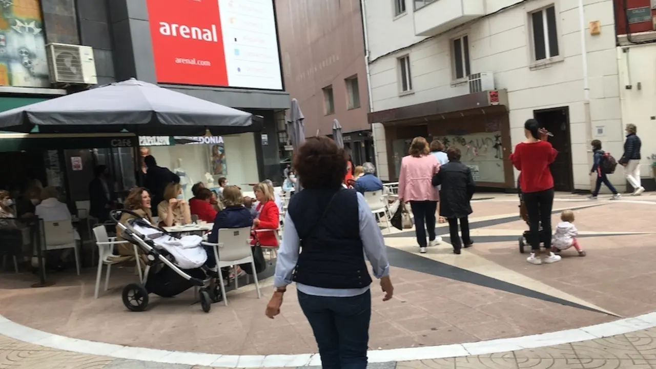 Varias personas en una terraza del centro de Torrelavega. / S. D&iacute;az