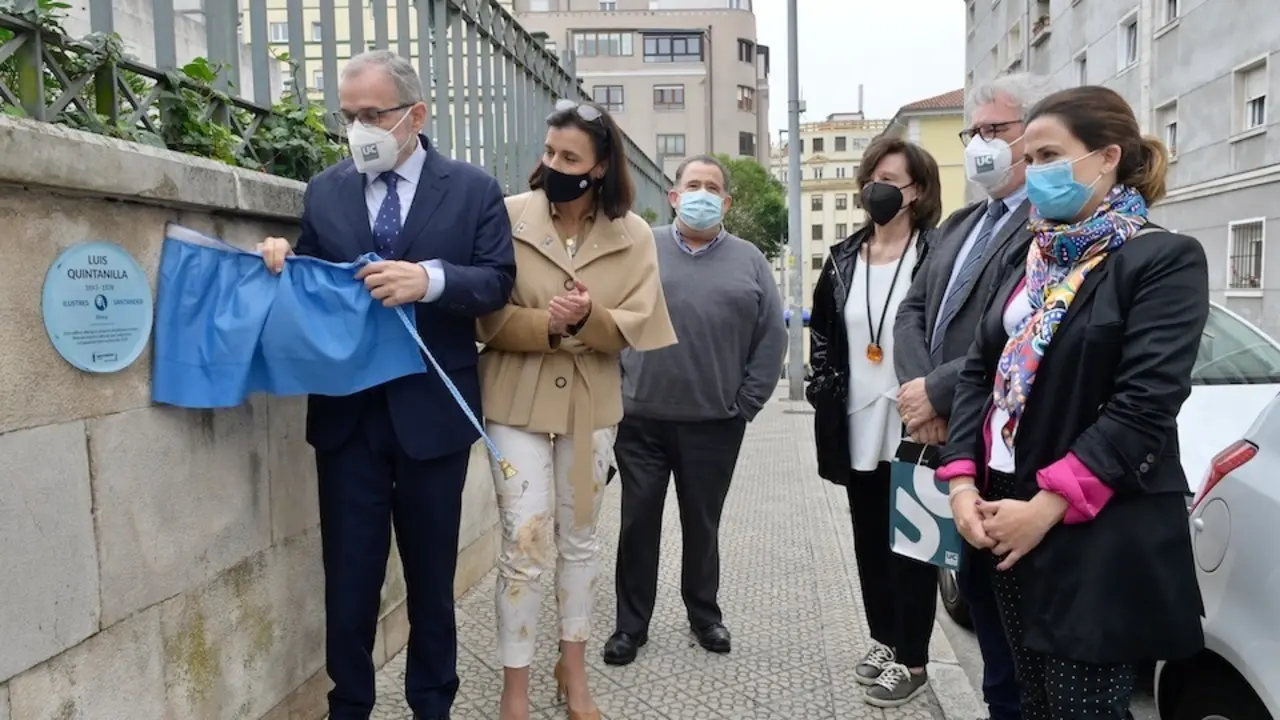El rector de la Universidad de Cantabria descubre placa de Luis Quintanilla Isasi. / ALERTA