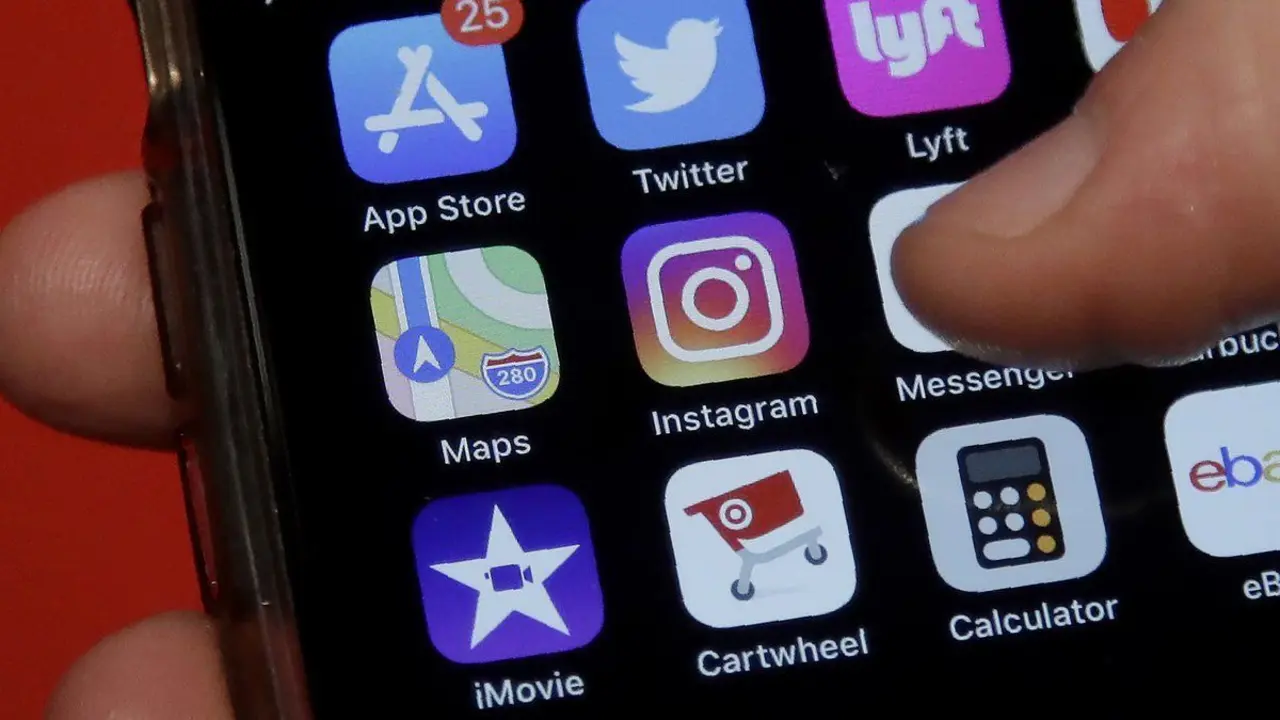 Una tienda o marca que tenga perfil en Instagram podr&aacute; comunicarse con sus clientes o potenciales compradores directamente desde la plataforma de fotograf&iacute;as usando la interfaz de Messenger para cuestiones como la atenci&oacute;n al cliente, la resoluci&oacute;n de dudas o quejas y el env&iacute;o de publicidad. EFE/Sascha Steinbach/Archivo