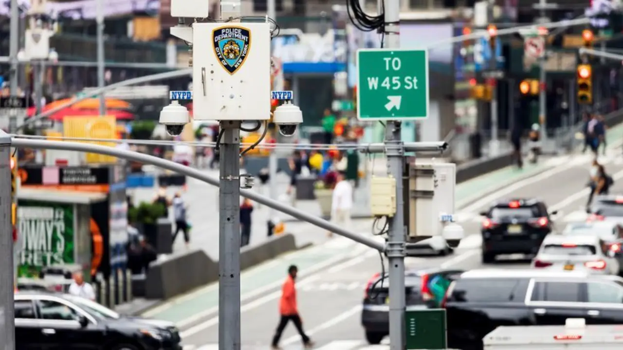Amnist&iacute;a Internacional (AI) denunci&oacute; este jueves que la Polic&iacute;a de la ciudad de Nueva York tiene a su disposici&oacute;n m&aacute;s de 15.000 c&aacute;maras de vigilancia con las que puede hacer seguimiento de los ciudadanos a trav&eacute;s de un programa de reconocimiento facial y ha pedido a las autoridades que proh&iacute;ban esta pr&aacute;ctica. EFE/EPA/JUSTIN LANE