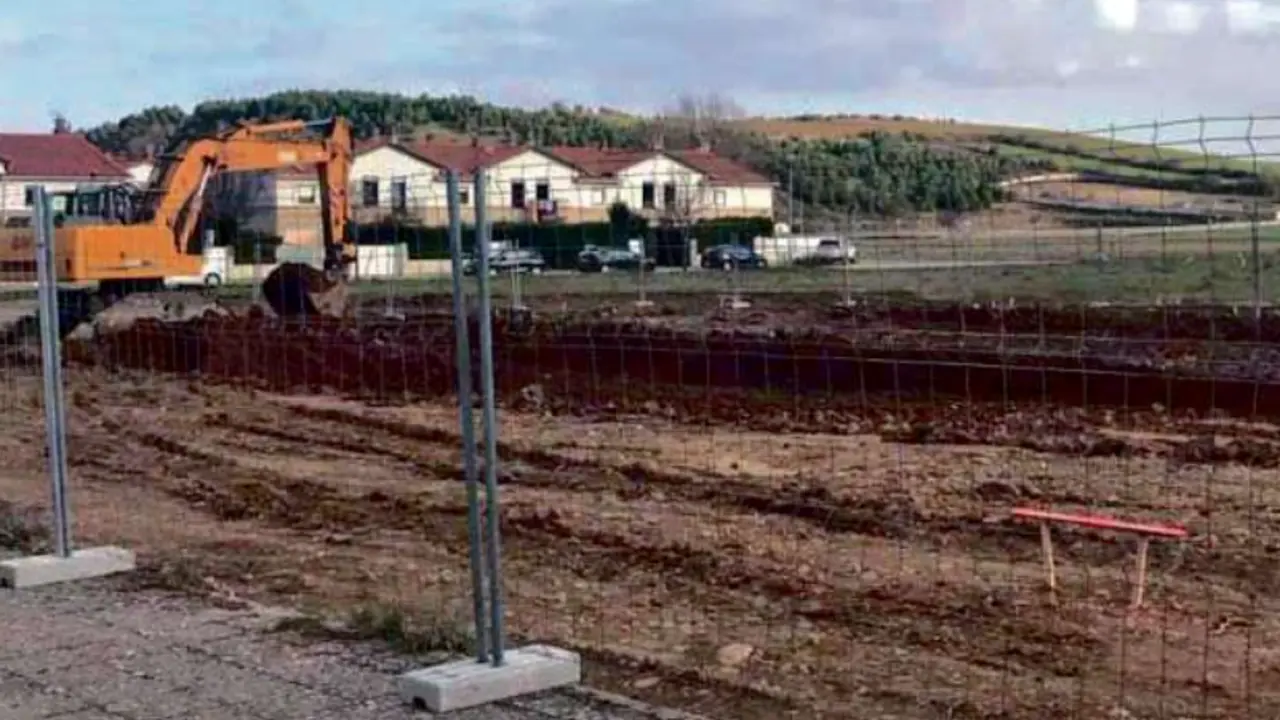 Zona de obras del futuro proyecto de viviendas de protecci&oacute;n oficial en Aguilar de Campoo. / ALERTA