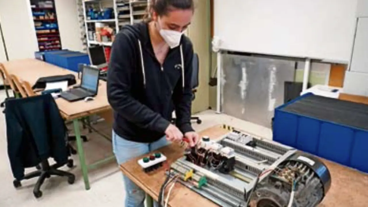 Una joven trabajando en un sistema de electr&oacute;nico. / Hardy