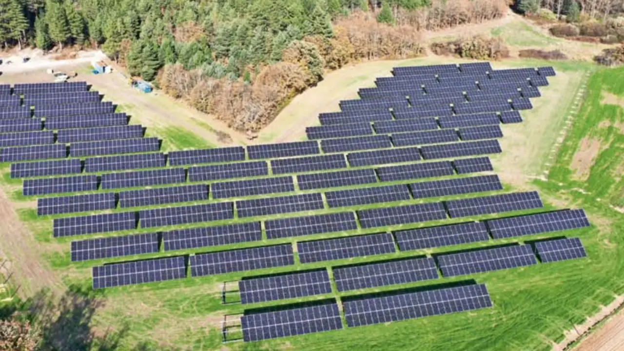Planta solar &lsquo;La Lamilla&rsquo;, la mayor de Cantabria, a punto de conectarse a la red el&eacute;ctrica. / ALERTA