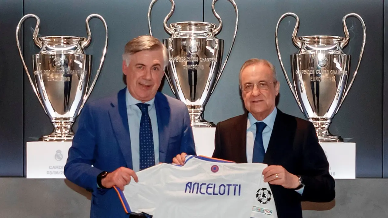 El italiano Carlo Ancelotti (i) posa con el presidente del Real Madrid, Florentino P&eacute;rez, durante su presentaci&oacute;n como nuevo entrenador del club blanco este mi&eacute;rcoles en la sala de prensa de la ciudad deportiva del club blanco, en Madrid. EFE/Real Madrid